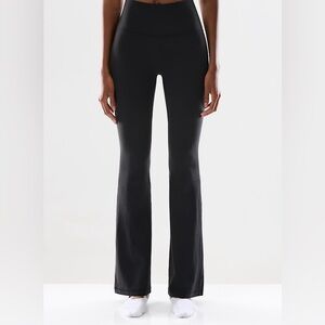 Aritzia TnAction TnaBUTTER Cheeky Hi-Rise Flare 32" Legging in Black